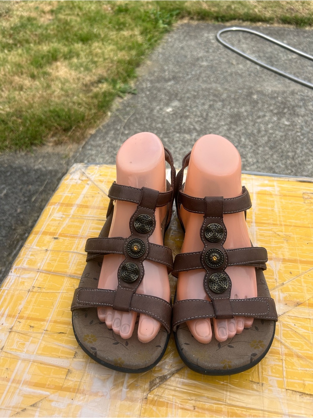 Taos Prize Women’s Brown Leather Strappy Sandals Size 39/8US - Picture 4 of 14
